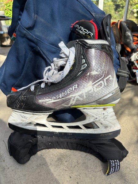 Bauer Vapor Hyperlite Hockey Skates Size 5 (Used)