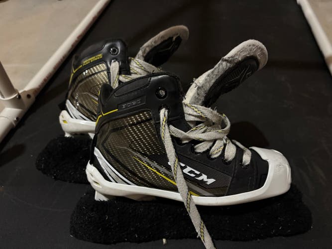 CCM Tacks 3060 Hockey Goalie Skates Size 2 (Used)