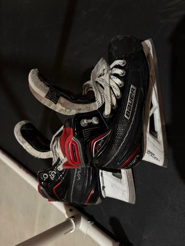 Bauer Vapor X900 Hockey Goalie Skates Size 4 (Used)