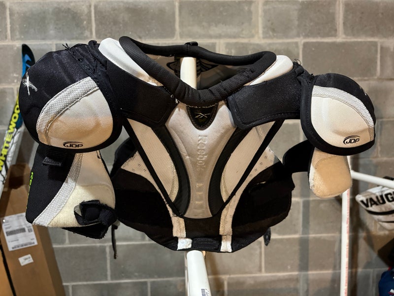 Medium Junior Reebok 16K Shoulder Pads (Used)