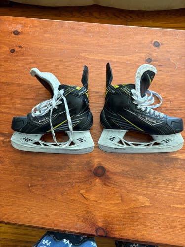 2018 CCM Tacks 3092 Hockey Skates Regular Width Size 4 (Used)