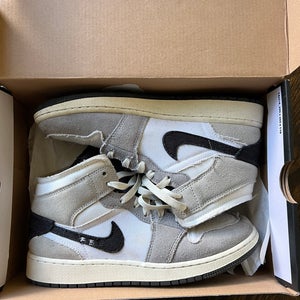 Youth Air Jordans size 6 (big kid/youth) Jordan 1  Mid SE  (Used)
