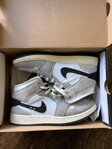 Youth Air Jordans size 6 (big kid/youth) Jordan 1  Mid SE  (Used)