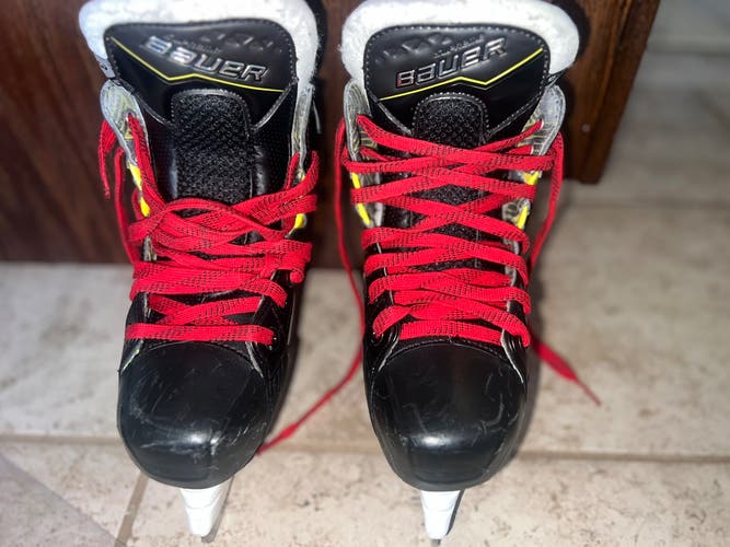 2024 Bauer Supreme M40 Hockey Skates Regular Width Size 3 (Used)