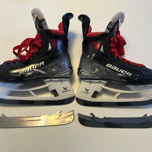2023 Bauer Vapor X5 Pro Hockey Skates Extra Wide Width Size 3.5 (Used)