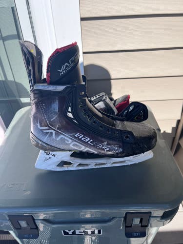 2021 Bauer Vapor Hyperlite Hockey Skates Wide Width 8 (Used)