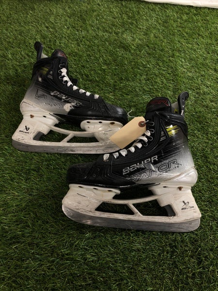Intermediate Bauer Vapor Hyperlite 2 Hockey Skates Size 4 (Used)