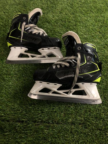 Youth Bauer GSX Hockey Goalie Skates Regular Width Size 3.5 (Used)
