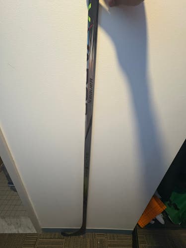 Intermediate Bauer Vapor Hyperlite 2 Left Hand Hockey Stick P28 Pro Stock (New)