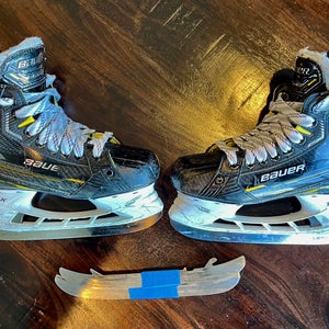 2022 Bauer Supreme M5 Pro Hockey Skates Regular Width D Size 2 (Used)