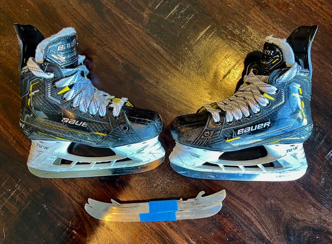 2022 Bauer Supreme M5 Pro Hockey Skates Regular Width D Size 2 (Used)