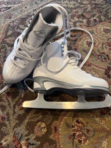 Jackson Ultima 150 Figure Skates B Junior 3 (Used)