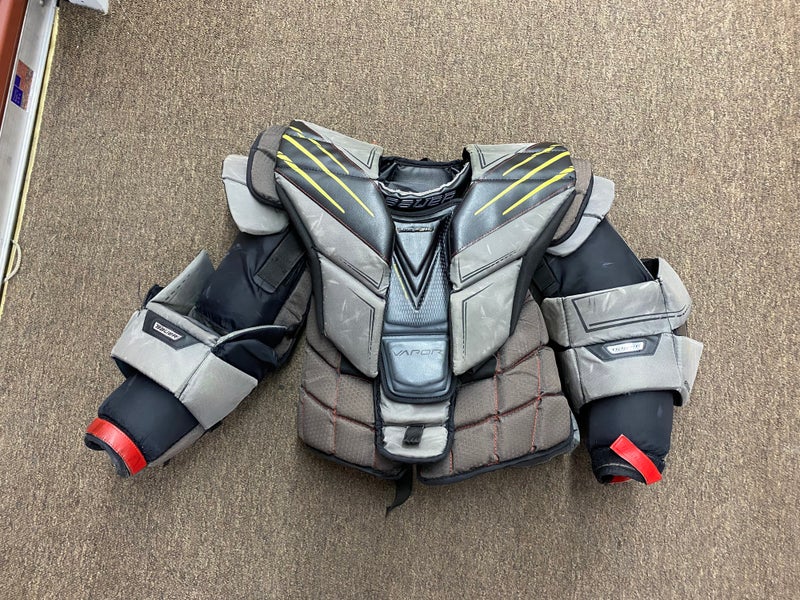 Medium 2022 Bauer Hyperlite Goalie Chest Protector (Used)