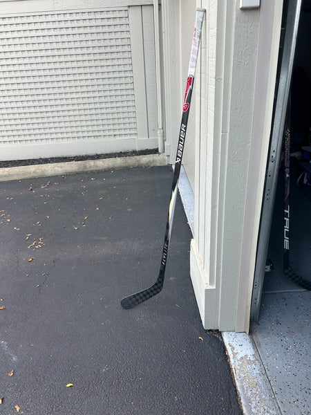 Intermediate Bauer Vapor FlyLite Right Handed Hockey Stick P92 (Used)