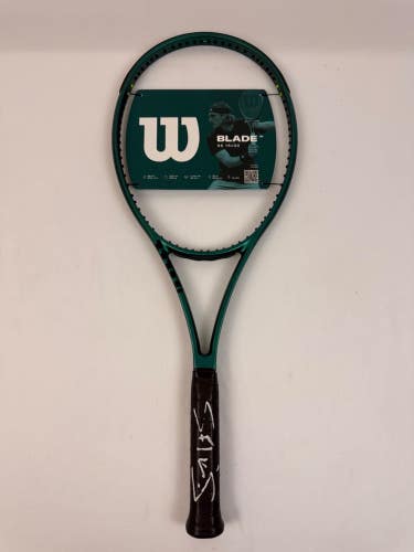 NEW Wilson Blade 98 V9 18x20 Signed by Stefanos Tsitsipas, 4 3/8