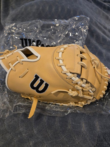 2024-2025 Wilson A1000 Catcher's Mitt 33" (New)