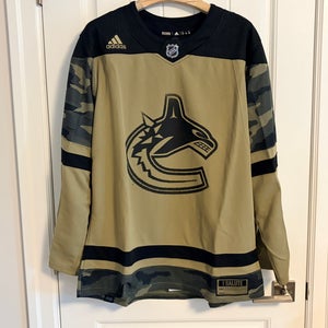 BNWT Authentic Reebok Vancouver Canucks Military Appreciation Jersey Size 54 XL