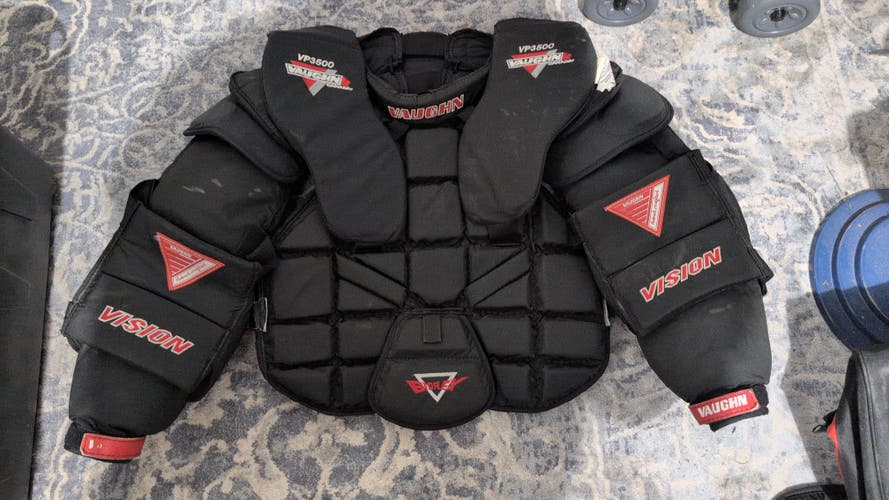 Large Vaughn VP3500 Goalie Chest Protector (Used)