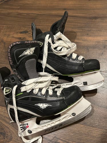 Mission Hockey Skates Size 3.5 (Used)