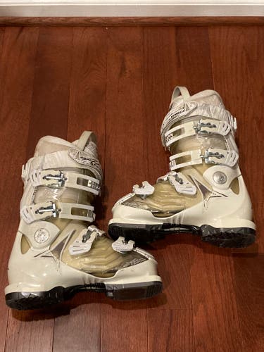 Mondo 23 & 23.5 Women's Atomic Hawx Ski Boots (Used)