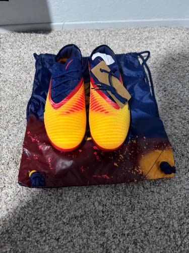 Men's Size M 10.0 (W 11.0) Nike Cleats (New)