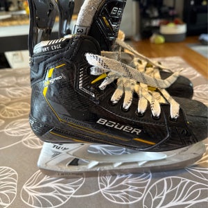 Bauer Hockey Skates Regular Width Size 3.5 (Used)