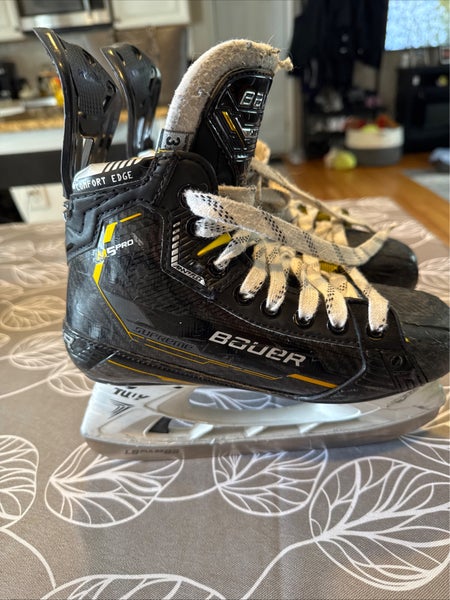 Bauer Hockey Skates Regular Width Size 3.5 (Used)