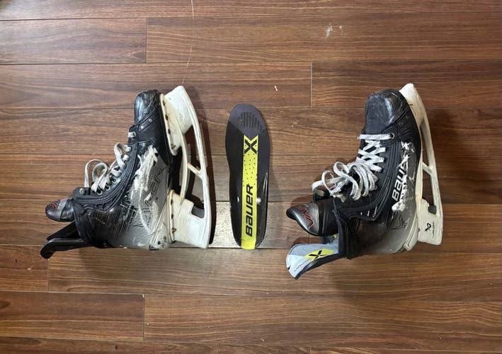 Bauer Vapor Hyperlite 2 Hockey Skates Regular Width 8 (Used) WITHOUT BLADES