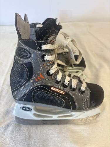 Easton Synergy 800 Hockey Skates Regular Width 9 (Used)