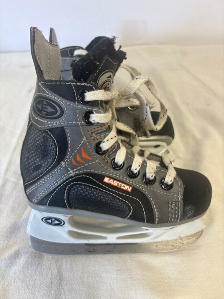 Easton Synergy 800 Hockey Skates Regular Width 9 (Used)