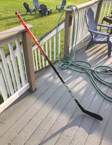 Senior Bauer Vapor Flylite Hockey Stick (Left hand, P28 Curve, 102 Flex