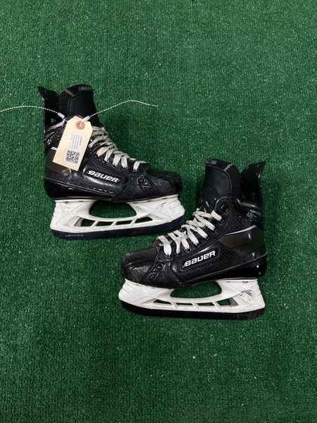 Intermediate Bauer Supreme UltraSonic Hockey Skates Size 4 (Used)