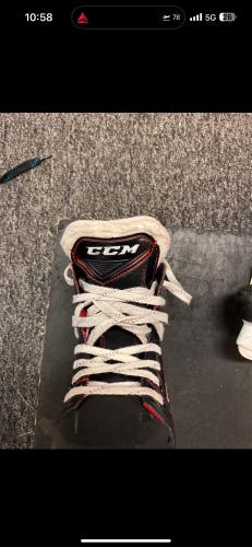 **PRICE DROP** CCM Jetspeed FT480 Hockey Skates Size 2.5 (Used)