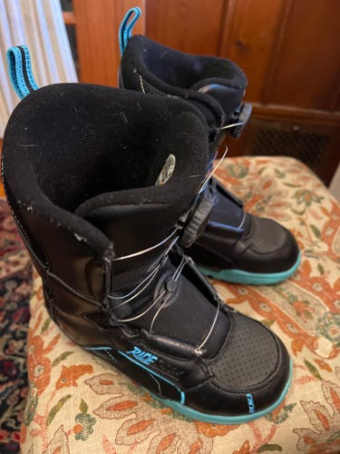 Unisex 3Y (Big Kids / Youth) Ride Spark Snowboard Boots Medium Flex All Mountain (Used)