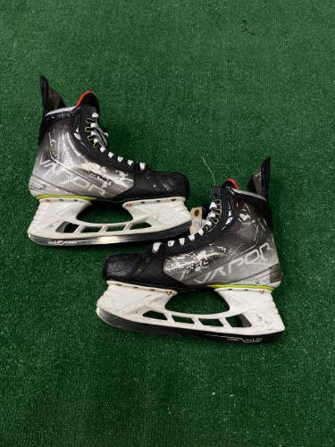Senior Bauer Vapor Hyperlite Hockey Skates Regular Width 11 (Used)
