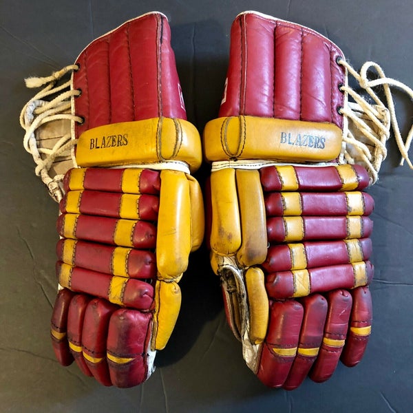 CCM HG1 / Minnesota Northstars Professional vintage hockey gloves.
