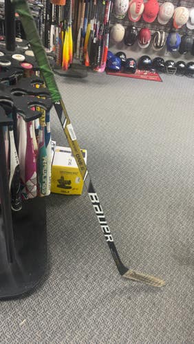 Used Bauer SUPREME ONE.6 Senior One Piece Left 67 Flex 11793-S000256767