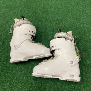 Mondo 26 & 26.5 Women's Salomon Ski Boots (Used)