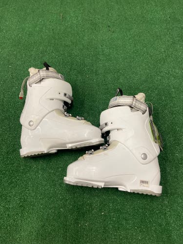 Mondo 26 & 26.5 Women's Salomon Ski Boots (Used)