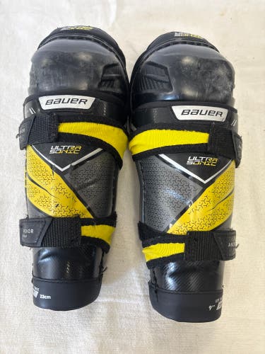 Youth Bauer Supreme ultrasonic 9" Shin Pads (Used)