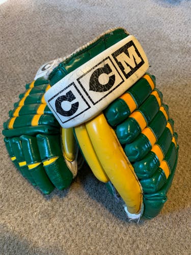 CCM HG1 / Minnesota Northstars Professional vintage hockey gloves.