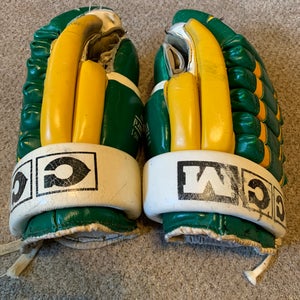 CCM HG1 / Minnesota Northstars Professional vintage hockey gloves.