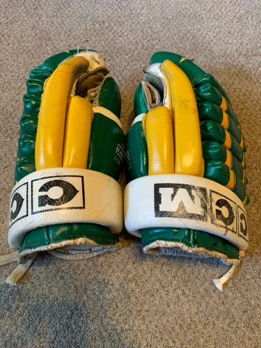 CCM HG1 / Minnesota Northstars Professional vintage hockey gloves.