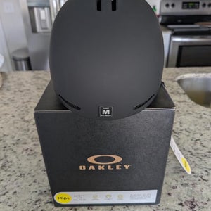 Unisex Medium Oakley MOD1 Helmet (New) FIS Legal
