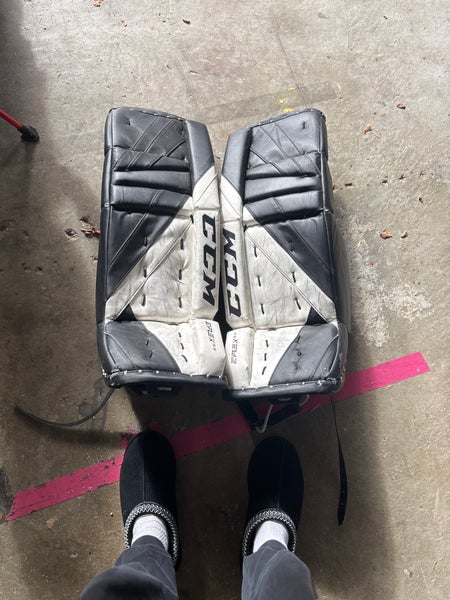 26" CCM Extreme Flex 5.5 Goalie Leg Pads (Used)