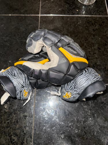 Towson University Tigers Under Armour Engage 2 Lacrosse Gloves 13" (Used)