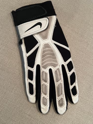 Single right hand Nike D-Tack 6.0 Lineman Glove Size: Youth Large (YL)