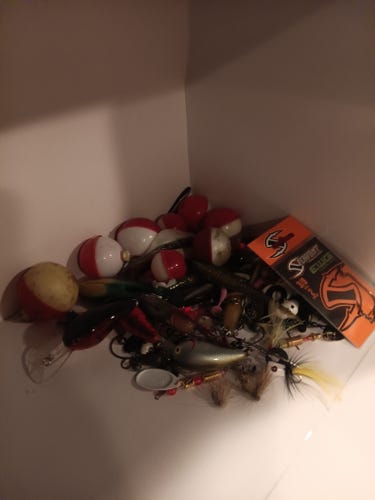 200pcs New Used And Old Fishing Lures baits tackle and flies