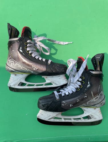 2021 Bauer Vapor Hyperlite Hockey Skates Pro Stock Size 4 (Used)