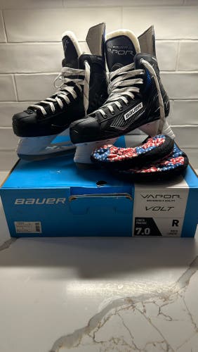 2022 Bauer Hockey Skates Regular Width 7 (Used)